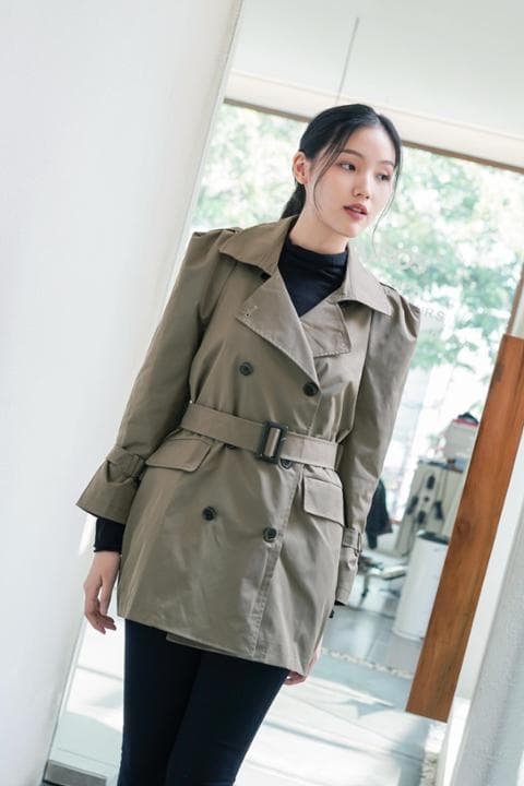 Foto model menggunakan produk Raphaela Classic Trench Coat