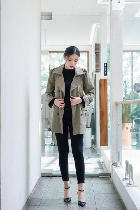 Foto model menggunakan produk Raphaela Classic Trench Coat