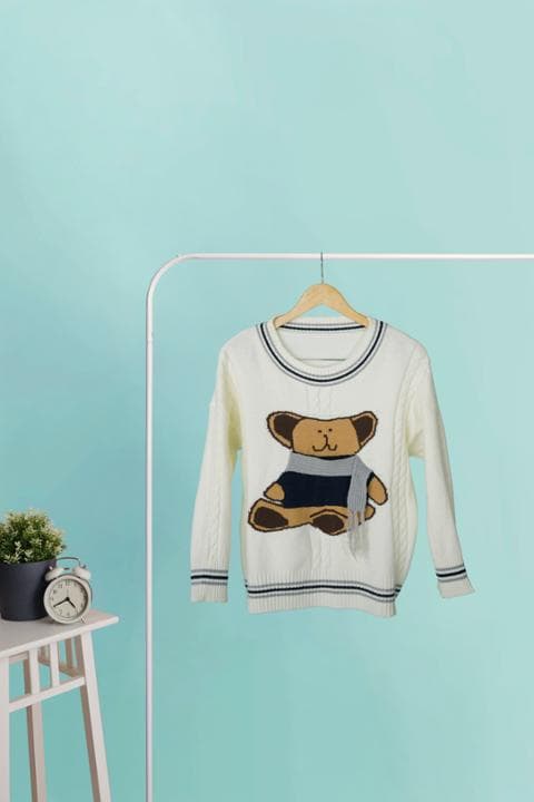 Foto model menggunakan produk Kazuha Winter Bear Sweater