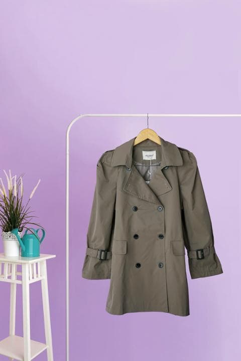 Foto model menggunakan produk Raphaela Classic Trench Coat