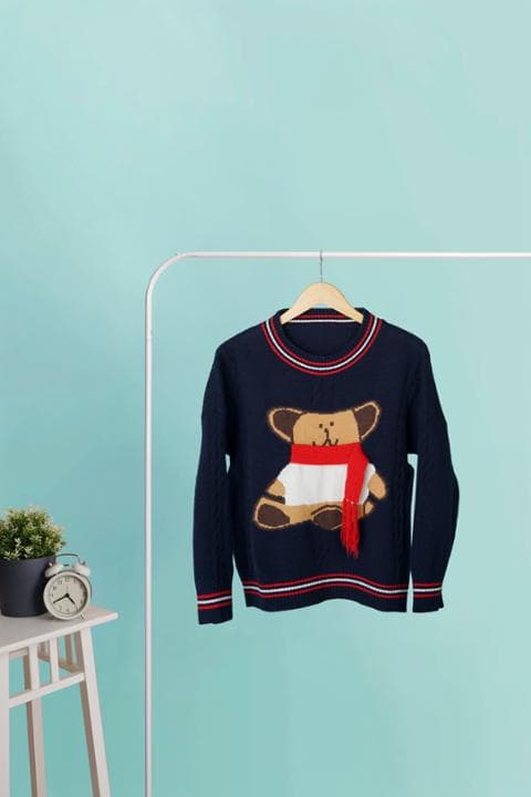 Foto model menggunakan produk Kazuha Winter Bear Sweater