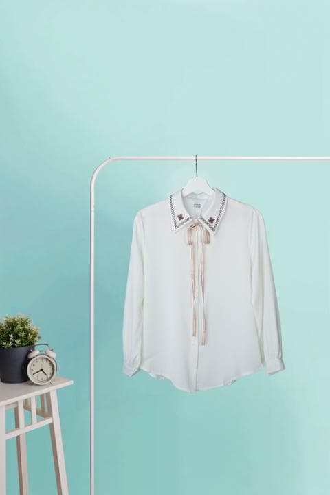 Foto model menggunakan produk Windy Sweet Ribbon Blouse