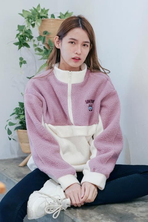Foto model menggunakan produk Rae Fleece Jacket