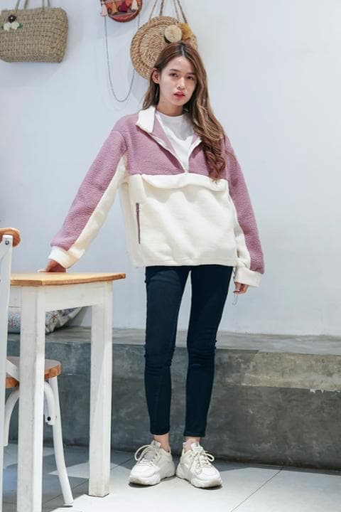 Foto model menggunakan produk Rae Fleece Jacket