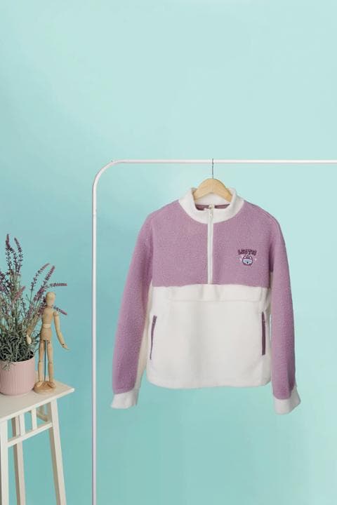 Foto model menggunakan produk Rae Fleece Jacket