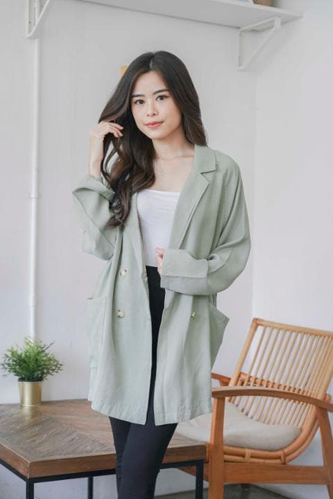 Foto model menggunakan produk Taylor Oversized Blazer