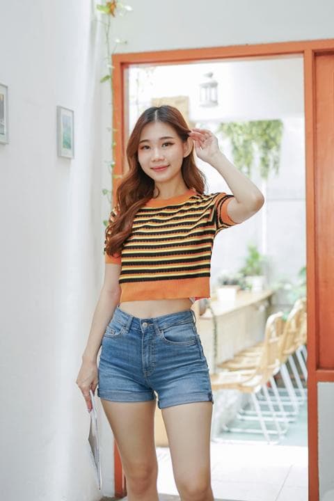 Foto model menggunakan produk Summer Knit Crop Tees