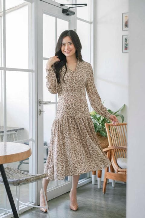 Foto model menggunakan produk Haneul Flowy Midi Dress