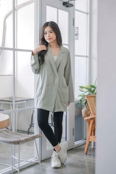 Foto model menggunakan produk Taylor Oversized Blazer