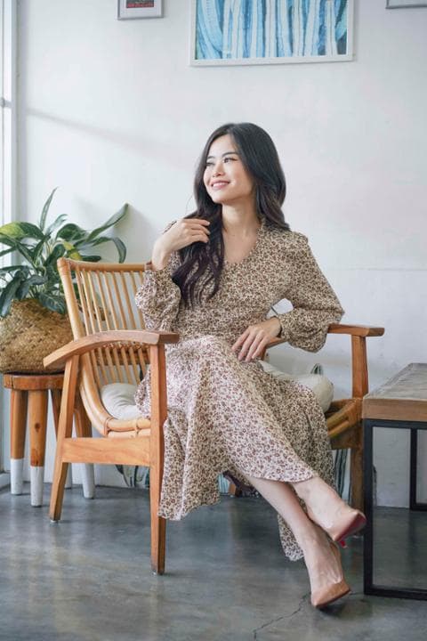 Foto model menggunakan produk Haneul Flowy Midi Dress