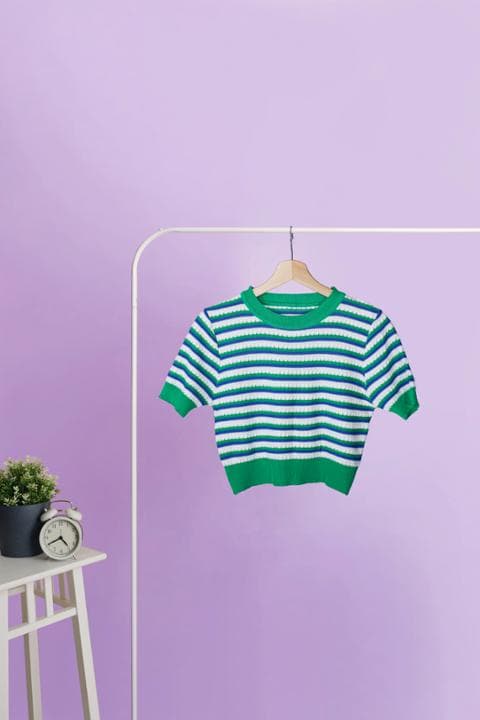 Foto model menggunakan produk Summer Knit Crop Tees