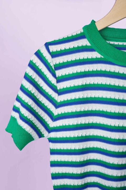 Foto model menggunakan produk Summer Knit Crop Tees