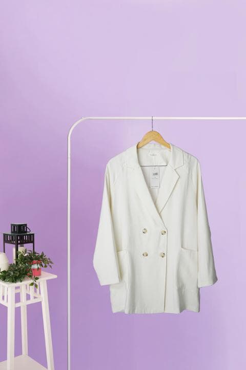 Foto model menggunakan produk Taylor Oversized Blazer