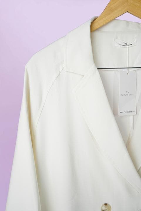 Foto model menggunakan produk Taylor Oversized Blazer