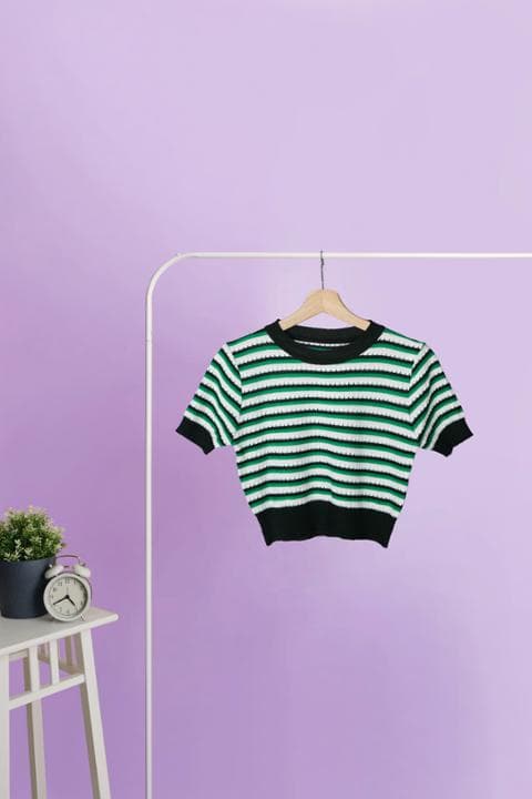 Foto model menggunakan produk Summer Knit Crop Tees