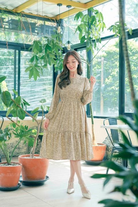 Foto model menggunakan produk Eunji Flowy Midi Dress