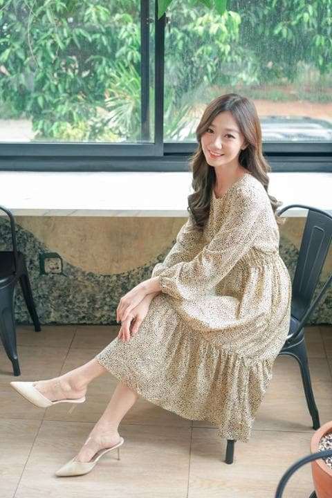 Foto model menggunakan produk Eunji Flowy Midi Dress