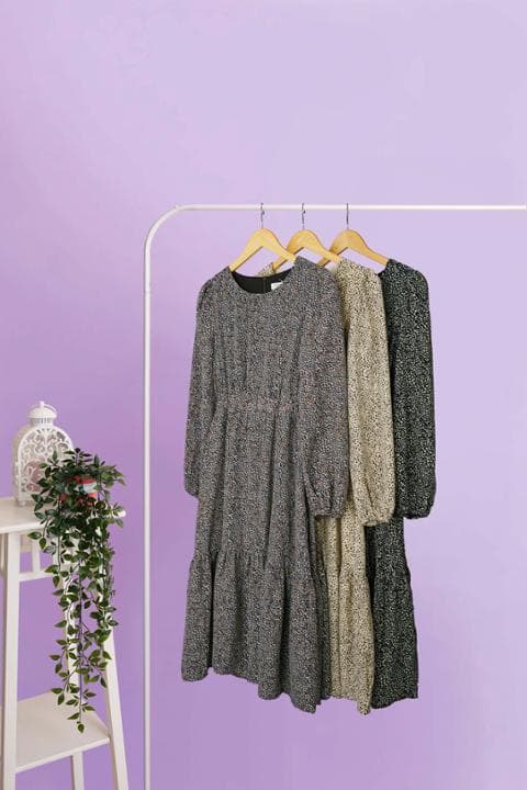Foto model menggunakan produk Eunji Flowy Midi Dress