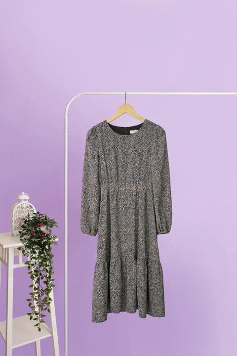 Foto model menggunakan produk Eunji Flowy Midi Dress