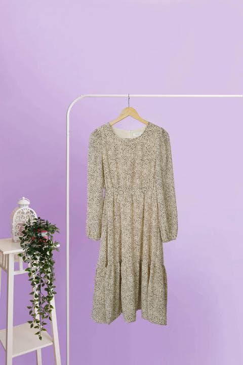 Foto model menggunakan produk Eunji Flowy Midi Dress