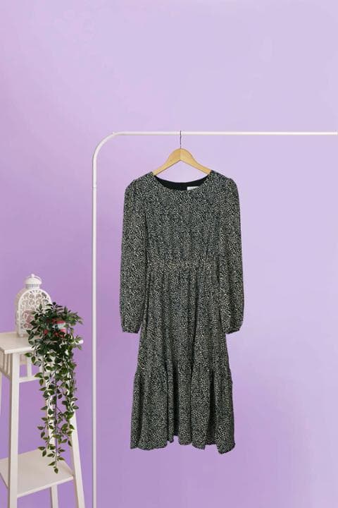 Foto model menggunakan produk Eunji Flowy Midi Dress