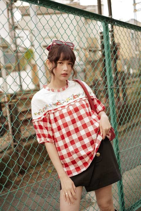 Foto model menggunakan produk Genevie Flower Gingham Blouse