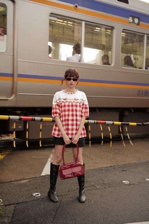 Foto model menggunakan produk Genevie Flower Gingham Blouse