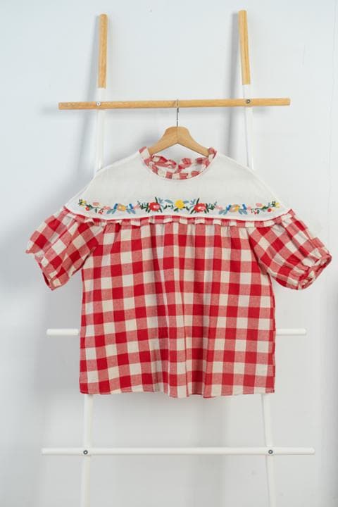 Foto model menggunakan produk Genevie Flower Gingham Blouse