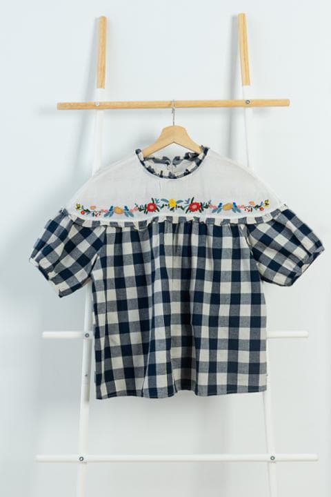 Foto model menggunakan produk Genevie Flower Gingham Blouse