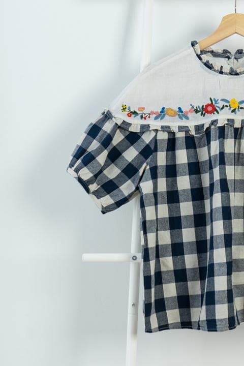 Foto model menggunakan produk Genevie Flower Gingham Blouse