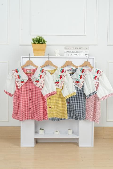 Foto model menggunakan produk Daisy Sweet Gingham Blouse