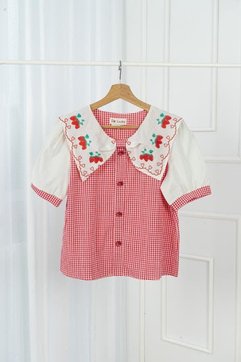 Foto model menggunakan produk Daisy Sweet Gingham Blouse
