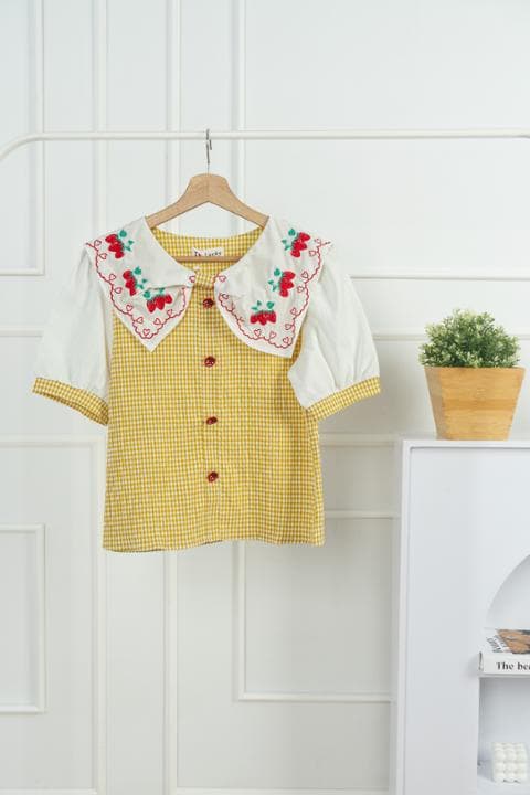 Foto model menggunakan produk Daisy Sweet Gingham Blouse