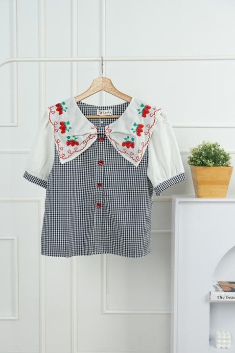 Foto model menggunakan produk Daisy Sweet Gingham Blouse
