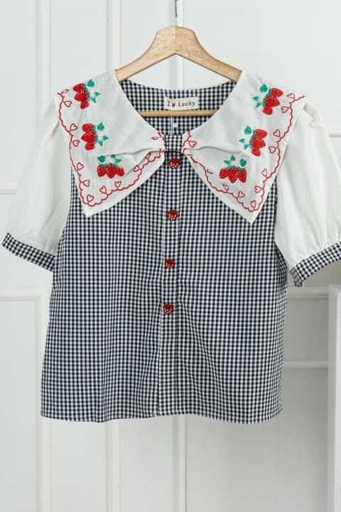 Foto model menggunakan produk Daisy Sweet Gingham Blouse