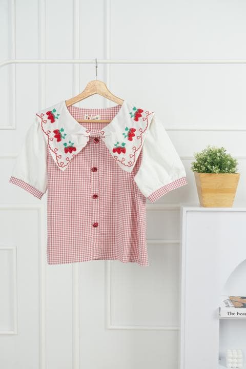 Foto model menggunakan produk Daisy Sweet Gingham Blouse