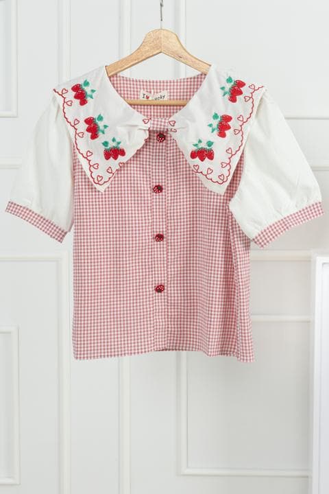 Foto model menggunakan produk Daisy Sweet Gingham Blouse