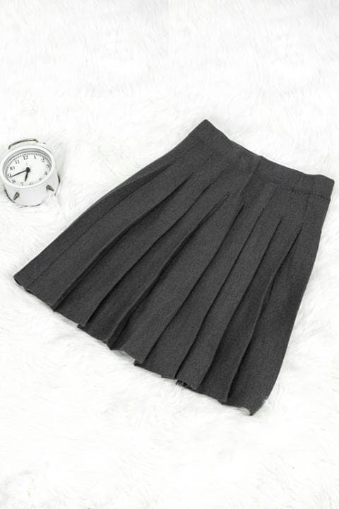 Foto model menggunakan produk Ghania Pleated Mini Skirt