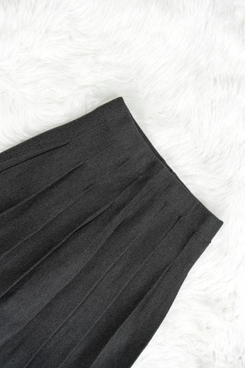 Foto model menggunakan produk Ghania Pleated Mini Skirt