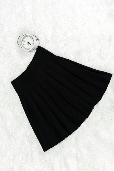 Foto model menggunakan produk Ghania Pleated Mini Skirt