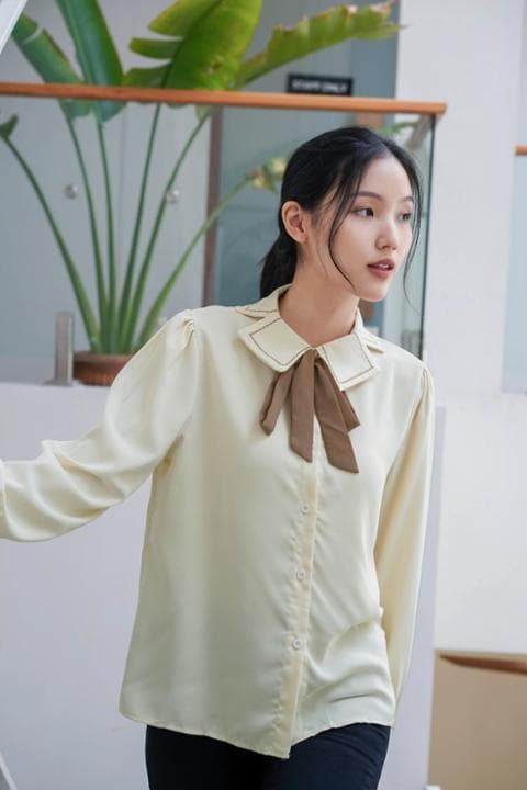 Foto model menggunakan produk Hailey Sweet Ribbon Blouse