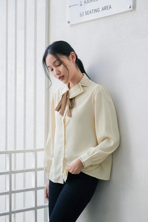 Foto model menggunakan produk Hailey Sweet Ribbon Blouse