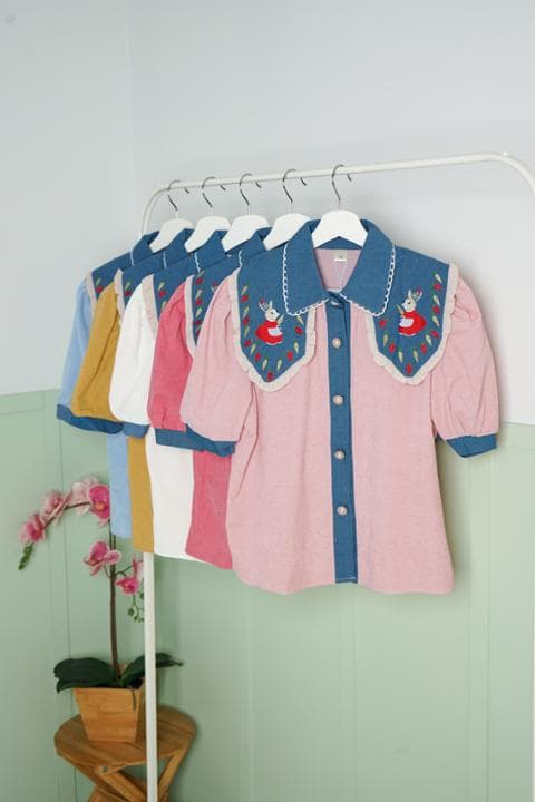 Foto model menggunakan produk Anya Denim Bunny Blouse