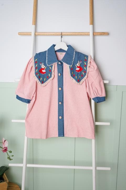 Foto model menggunakan produk Anya Denim Bunny Blouse