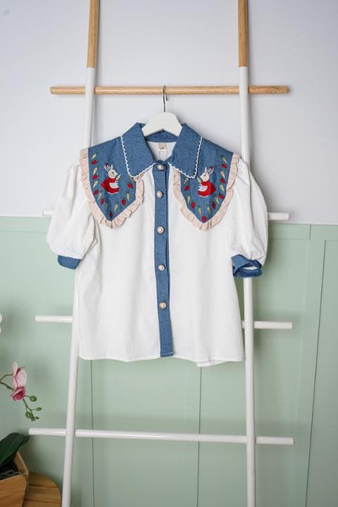 Foto model menggunakan produk Anya Denim Bunny Blouse
