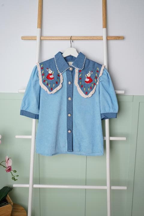 Foto model menggunakan produk Anya Denim Bunny Blouse