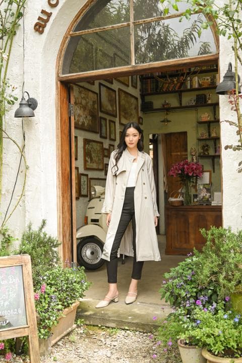 Foto model menggunakan produk Eugenia Classy Long Coat
