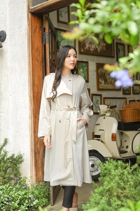 Foto model menggunakan produk Eugenia Classy Long Coat