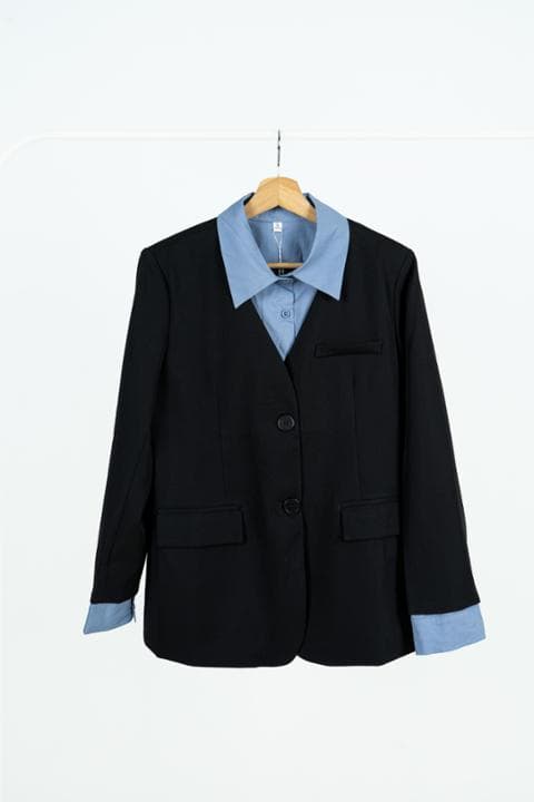 Foto model menggunakan produk Agnes Fake Layered Blazer