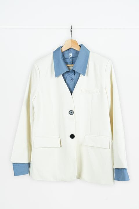 Foto model menggunakan produk Agnes Fake Layered Blazer